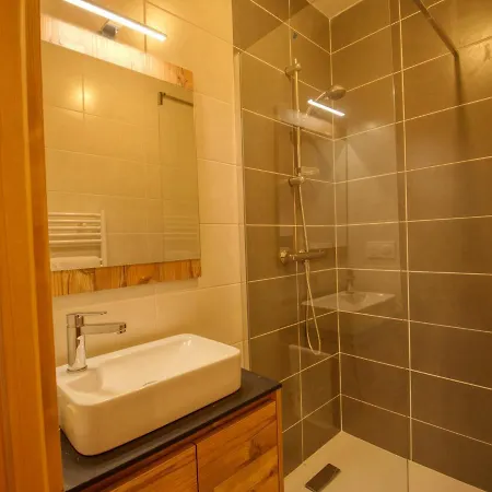 Familial Neuf Pres Du Village, 3 Chambres, Balcon Sud, Parking, Proche Ski-bus, - Fr-1-642-80 *